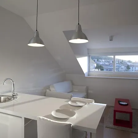 Attic 公寓 *